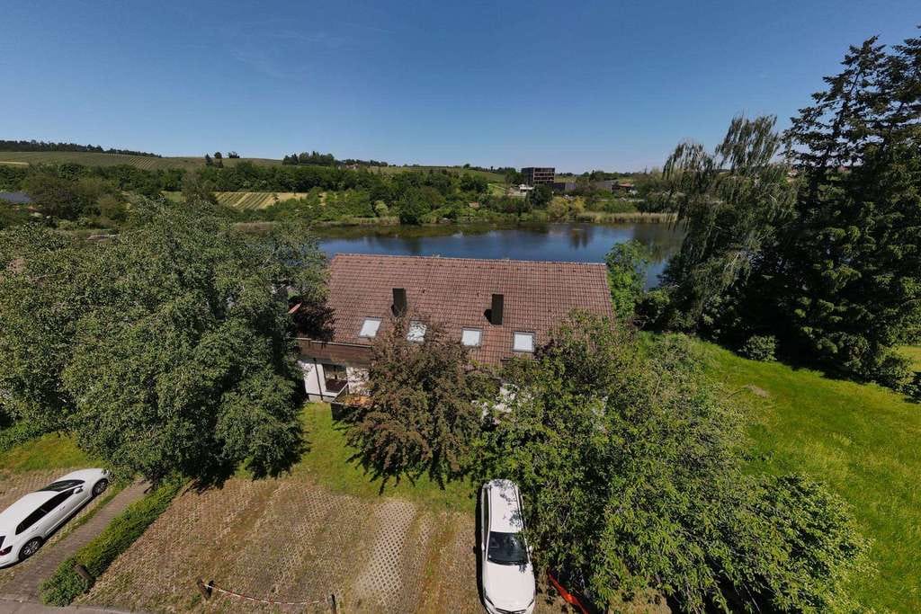 Immobilie in Hagnau am Bodensee - Naturnah & direkt am Weiher: Charmante 2-Zimmer-Wohnung mit 2 Balkonen u. KFZ-Stp. in Meersburg - Bild 1