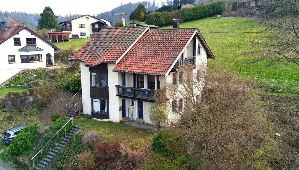 Immobilie in Warmensteinach - Einfamilienhaus mit Einliegerwohnung in naturnaher Lage im Fichtelgebirge - Bild 1