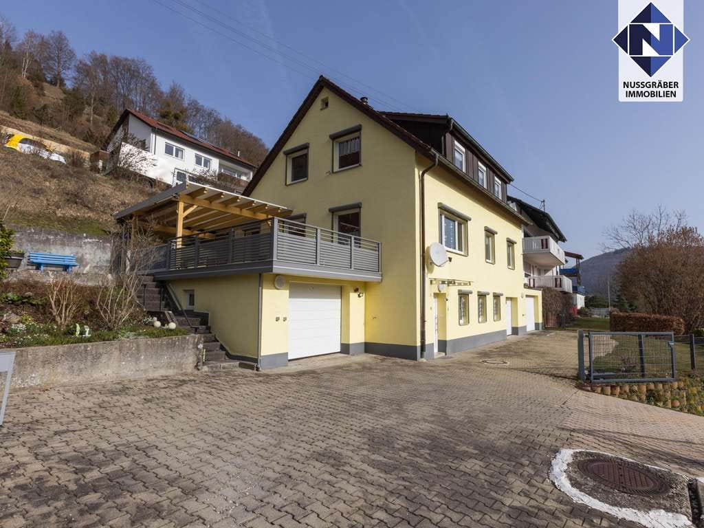 Immobilie in Mühlhausen im Täle - Großzügiges Generationenhaus in toller Halbhöhenlage mit schöner Dachterrasse und drei Garagen - Bild 1