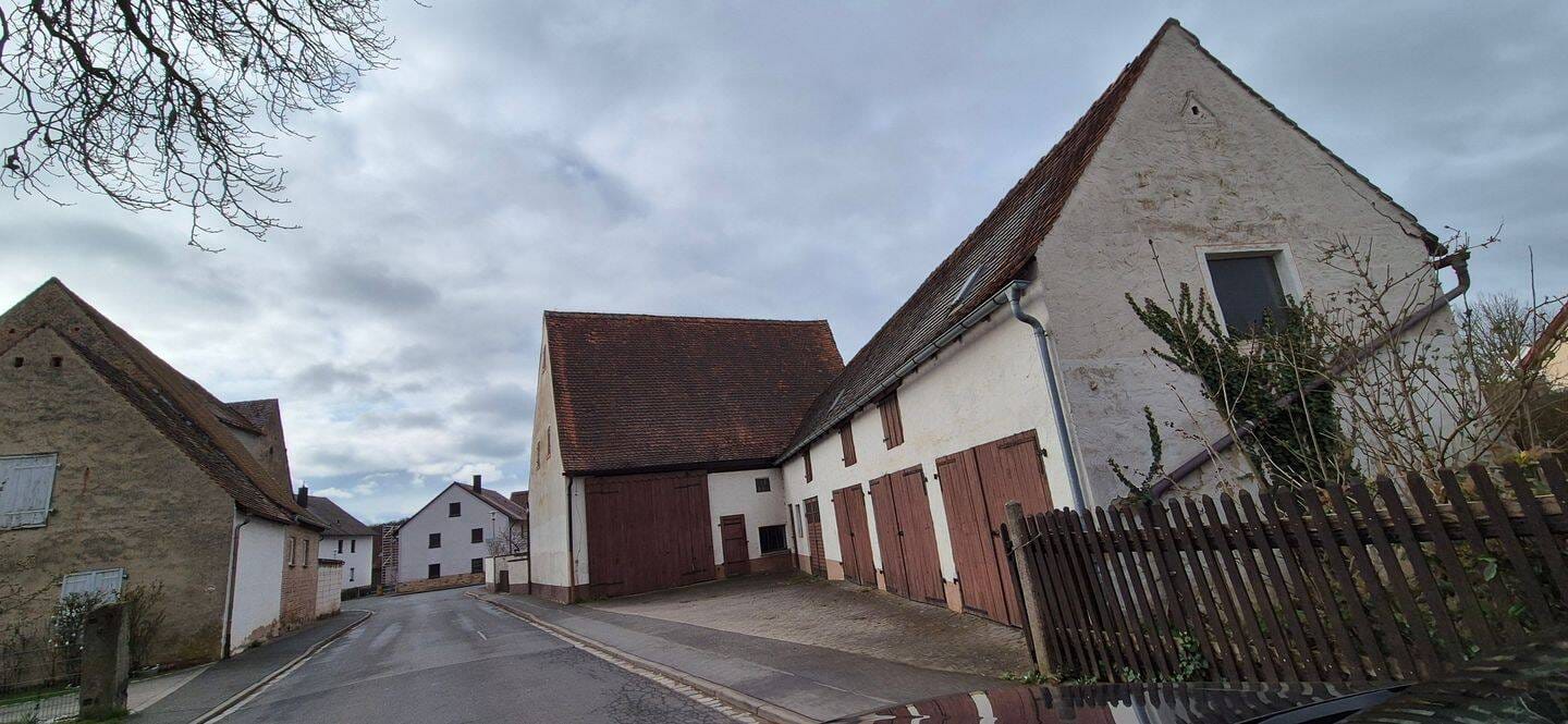 Immobilie in Veitsbronn - Charmantes Bauernhaus mit großem Potenzial und vielseitigen Nutzungsmöglichkeiten, Scheunen, Garagen - Bild 2