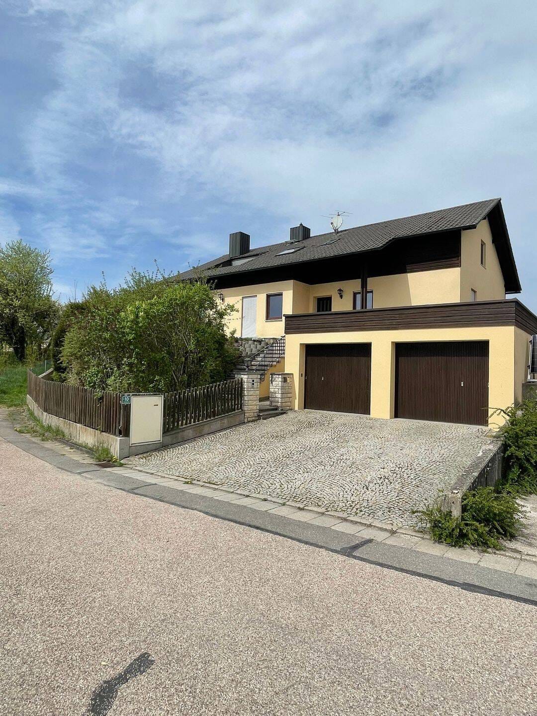Immobilie in Ihrlerstein - Freistehendes Zweifamilienwohnhaus mit pflegeleichtem Garten und Doppelgarage in exponierter Lage und Blick nach Kelheim - Bild 0