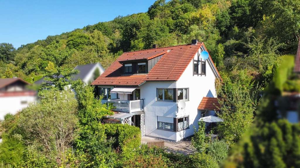 Immobilie in Gemünden am Main - Wohnen mit Weitblick: Familienhaus im Grünen mit Blick ins Maintal - Bild 1