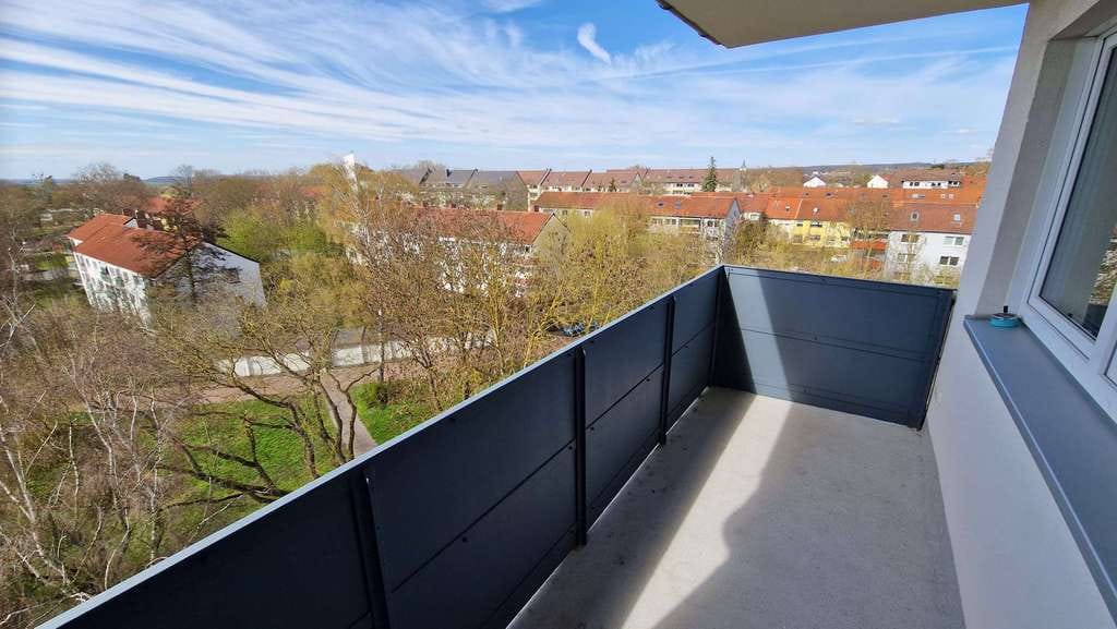 Immobilie in Helmstedt - Attraktive Kapitalanlage: Modernisierte 3-Zimmer-Wohnung mit Balkon & eigener Garage - Bild 0