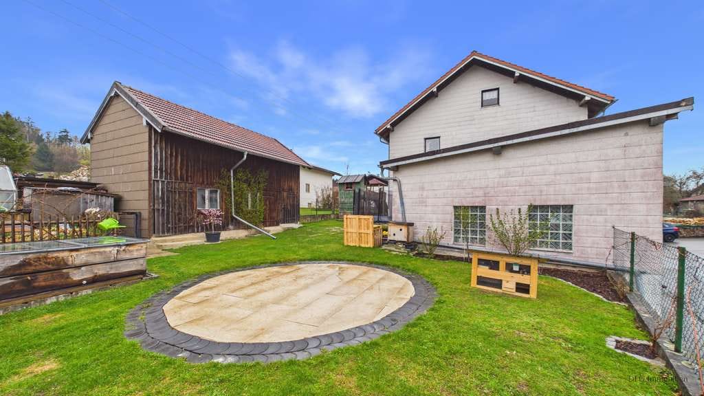 Immobilie in Tittling - Großzügiges Einfamilienhaus mit Potenzial auf traumhaftem Grundstück – auch als Zweifamilienhaus nut - Bild 4