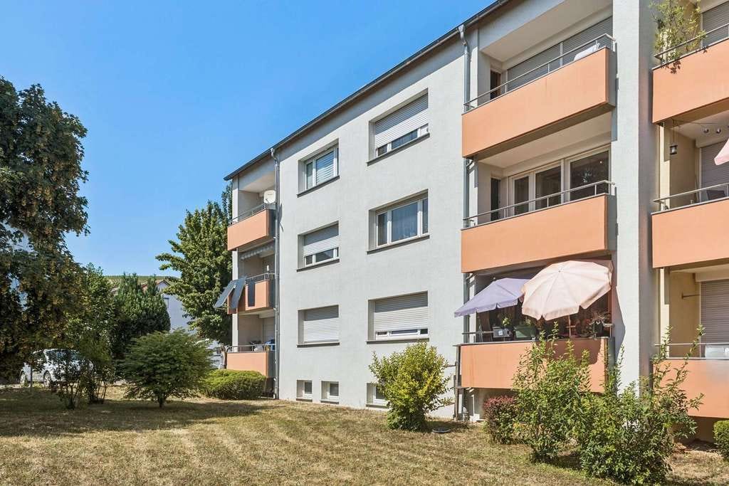 Immobilie in Walheim - Charmante 3,5-Zimmer-Wohnung mit guter Aufteilung, Balkon, Einbauküche und zwei Stellplätzen - Bild 1