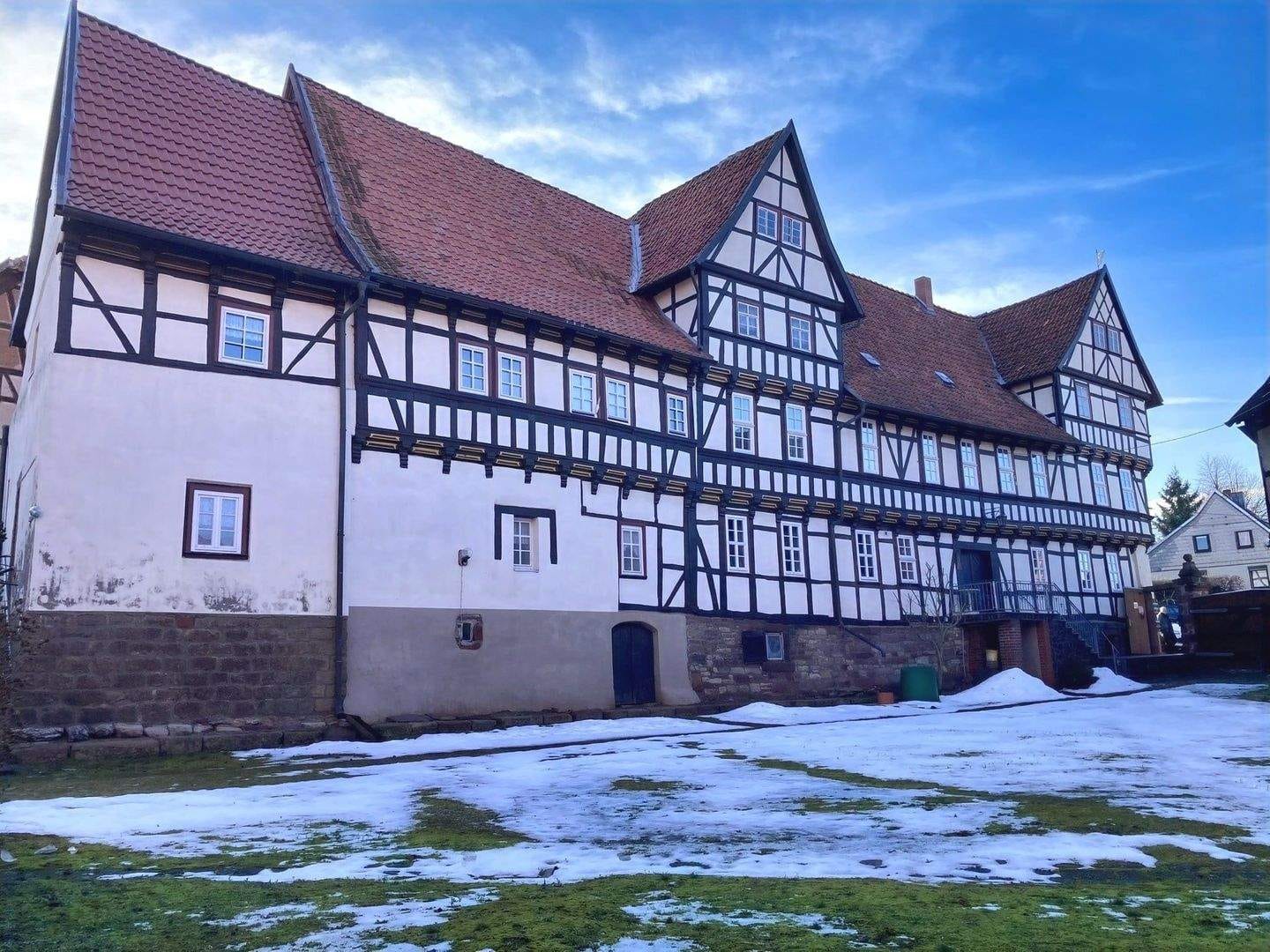Immobilie in Heringen/Helme - Seltene Gelegenheit: Historisches Herrenhaus mit Entwicklungspotenzial ! - Bild 0