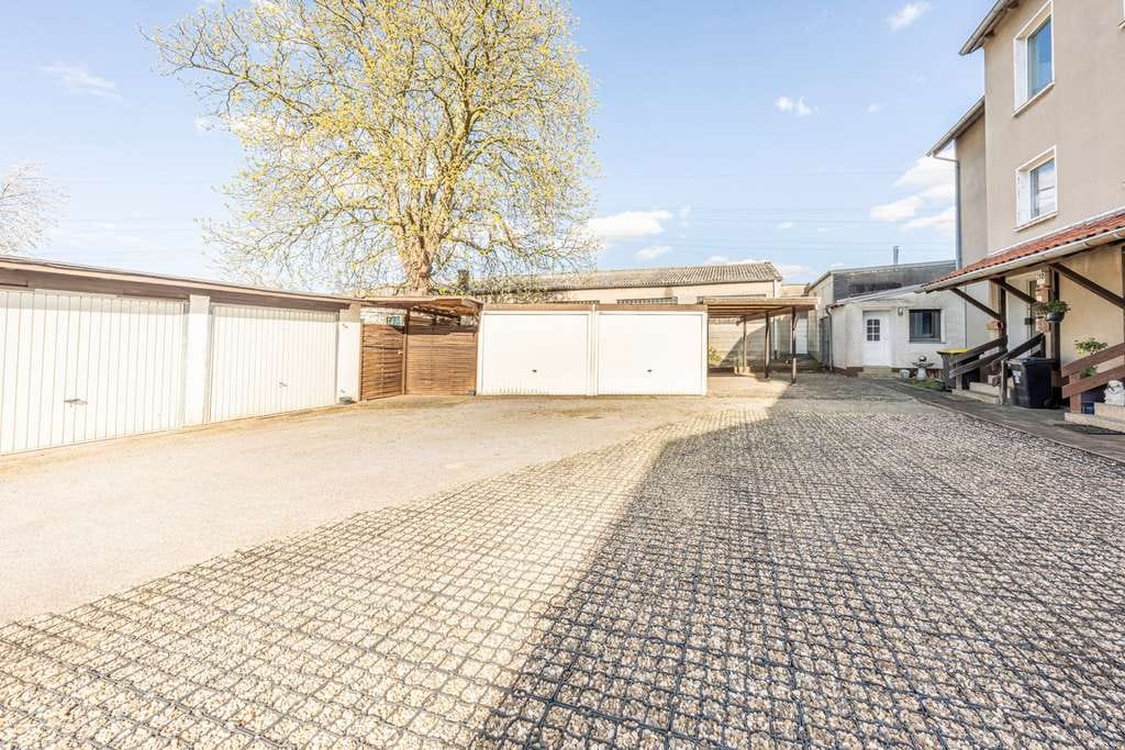 Immobilie in Castrop-Rauxel - Vielseitiges Dreifamilienhaus mit großem Grundstück und 4 Garagen - Bild 2