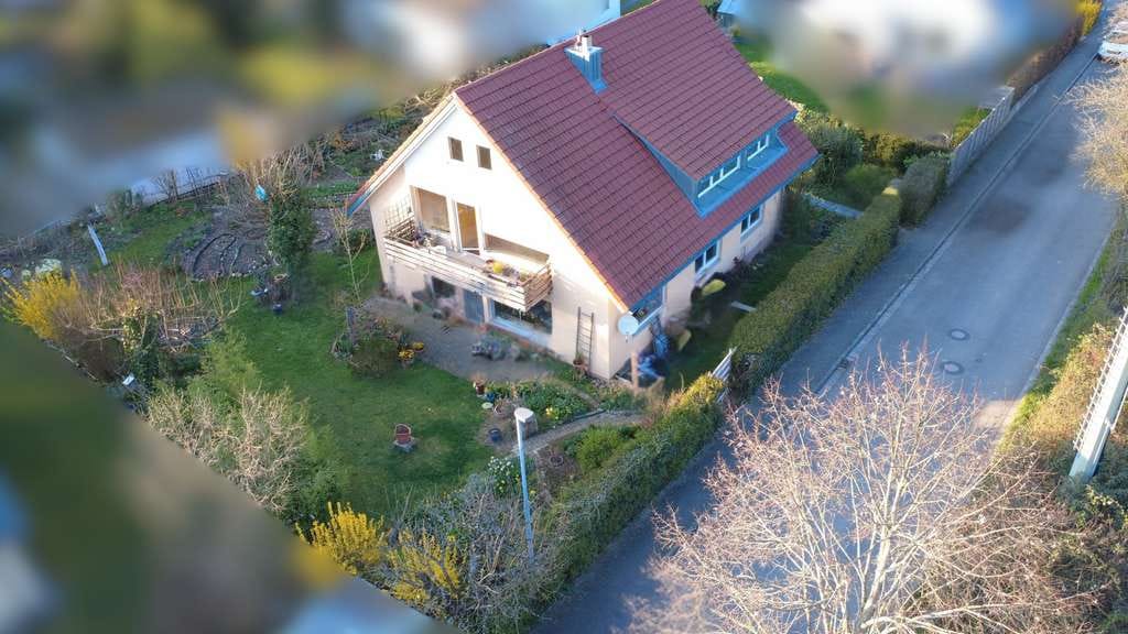 Immobilie in Staufen im Breisgau - Zweifamilienhaus mit guter Basis und Ausbaupotenzial - Bild 0