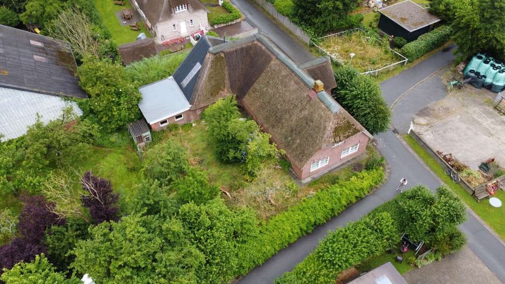 Immobilie in Oldsum - Ehemaliges Bauernhaus unter Reet möchte aus dem Dornröschenschlaf geweckt werden! - Bild 1