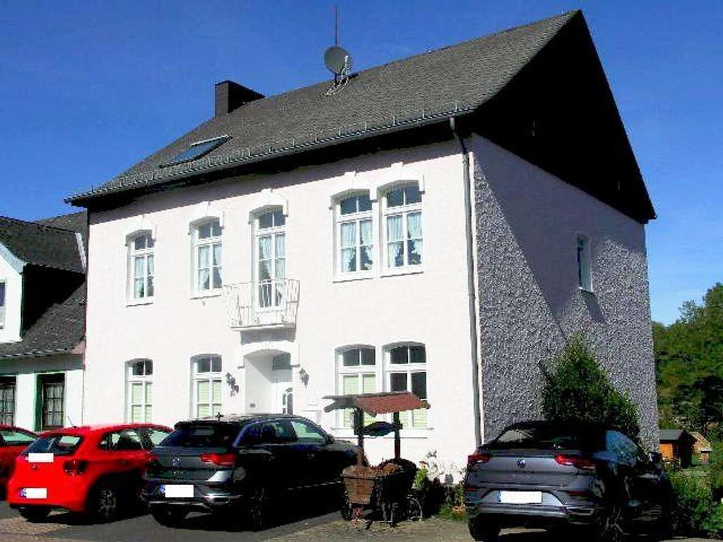 Immobilie in Stadtkyll - EFH mit Ferienwohnung oder Einlieger u. Gästezimmer u. 2 Gartenhäuser - Bild 1