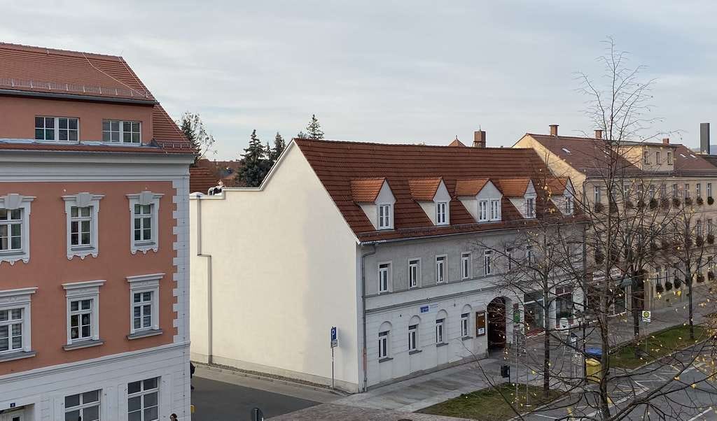 Immobilie in Pirna - DREIRAUMWOHNUNG MIT GROßEM BALKON, TIEFGARAGENSTELLPLATZ (DOPPELPARKER) IN EINEM RUHIGEN INNENHOF - Bild 2