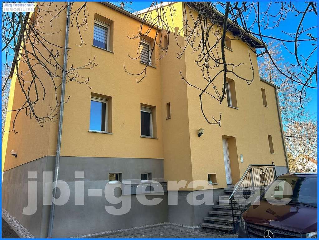 Immobilie in Zeitz - Freistehendes 4 Familienhaus mit Stellplätzen und Ausbaureserve im DG herrlicher Aussicht - Bild 0