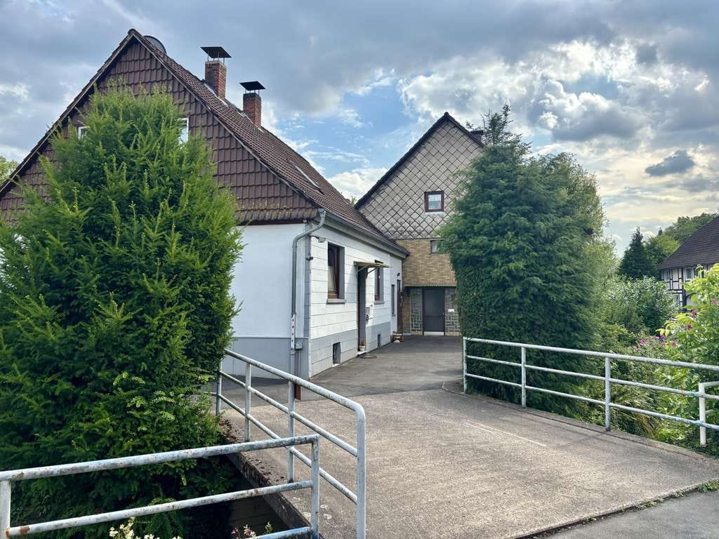 Immobilie in Hessisch Oldendorf - Brücke zum Wohntraum - zwei Häuser, ein Glücksgriff - Bild 1
