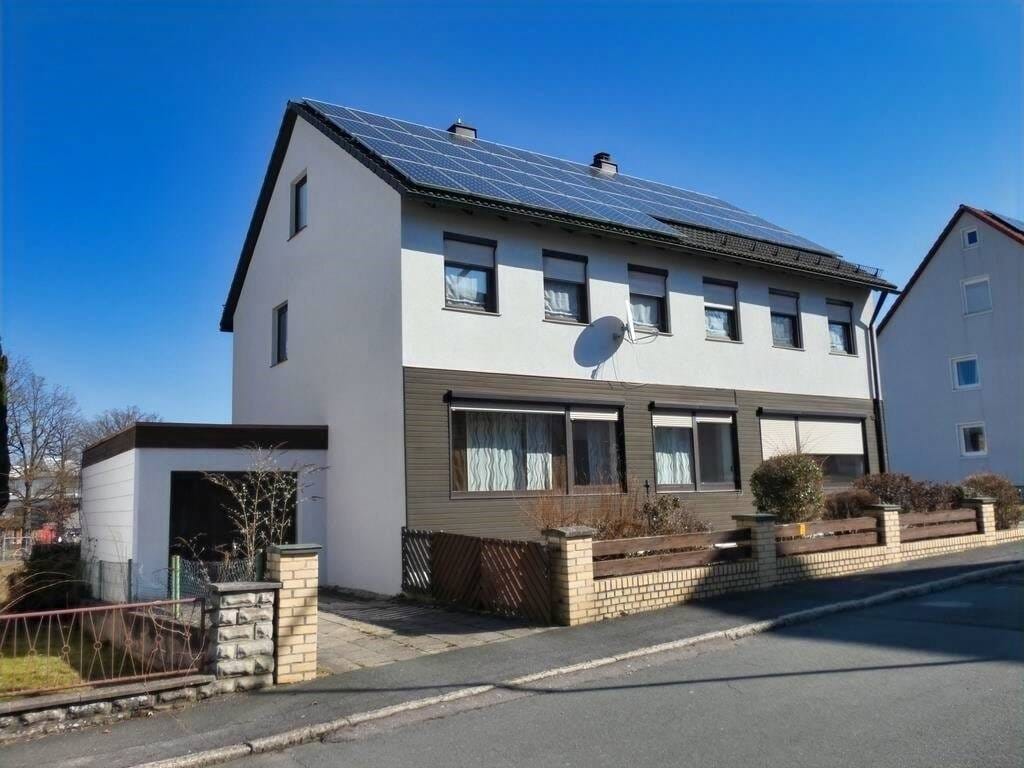 Immobilie in Auerbach in der Oberpfalz - Attraktives Zweifamilienhaus mit Garagen, Photovoltaik und soliden Mieteinnahmen - Bild 0