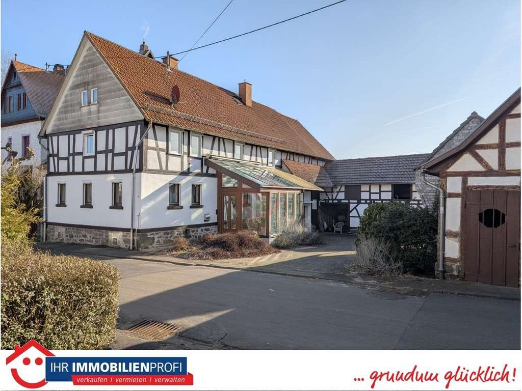 Immobilie in Grünberg - Historisches Fachwerk-Hofgut (1815) mit riesigen Scheunen, Werkstatt und Obstgarten in OT Grünberg! - Bild 0