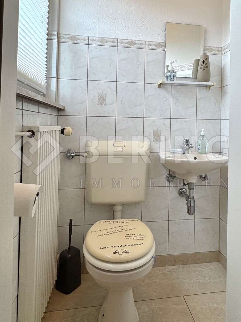 Immobilie in Netphen - DACHGESCHOSSWOHNUNG MIT ZWEI (!) GARAGEN UND CARPORT  I  NETPHEN - Bild 3