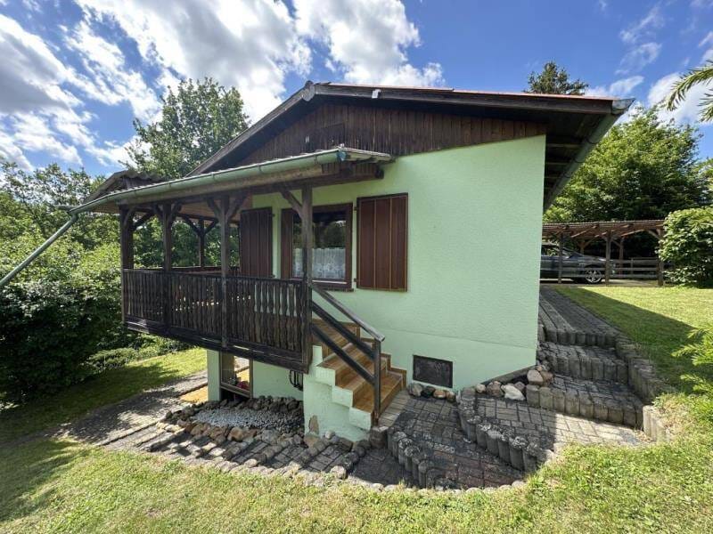 Immobilie in Guxhagen - ***Massiv, naturnah und solide*** Gepflegtes und freistehendes Wochenendhaus mit Carport  in Guxhagen-Ellenberg - Bild 0