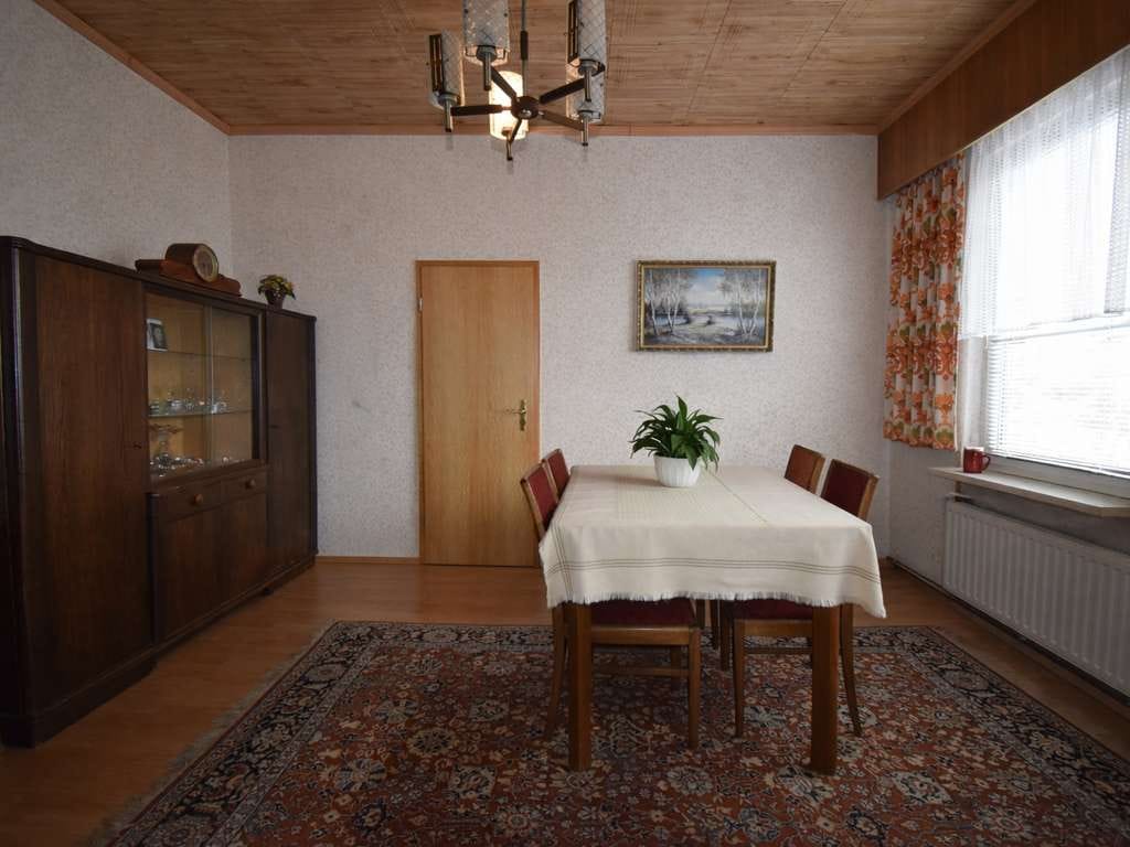 Immobilie in Lutherstadt Eisleben - Reihenhaus mit Potenzial - nutzbar als Ein - bzw. Zweifamilienhaus - Bild 2