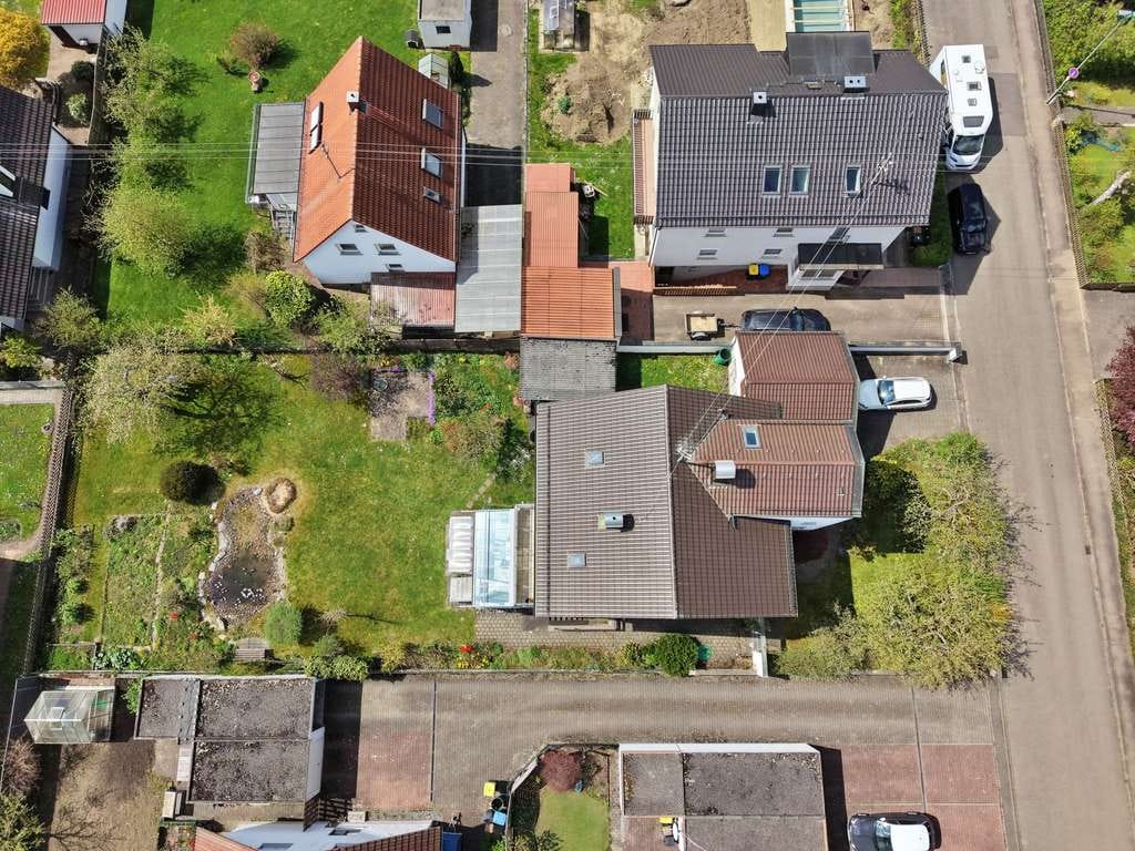 Immobilie in Vöhringen - Ruhig gelegenes Zweifamilienhaus mit traumhaften Grundstück in Vöhringen - Bild 2