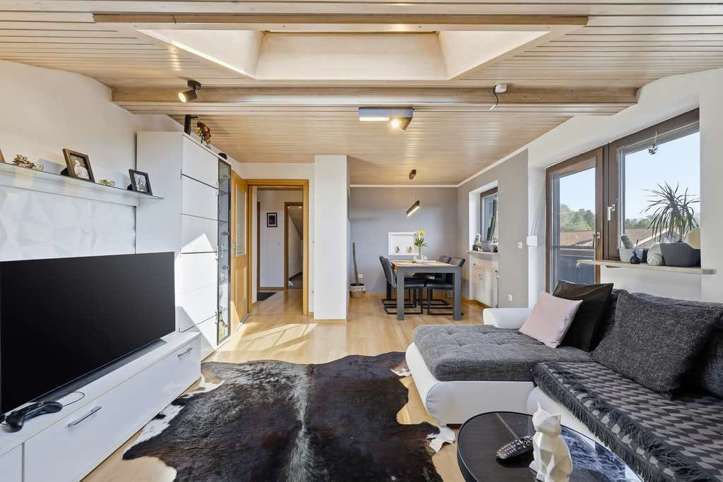 Immobilie in Großkarolinenfeld - **Provisionsfrei** Charmante 2-Zimmer-Wohnung mit Balkon und traumhaftem Bergblick  - Bild 1