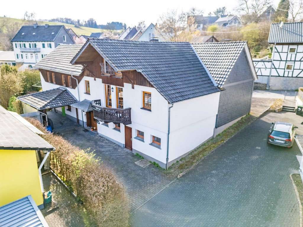 Immobilie in Nümbrecht - Zwei Wohneinheiten in modernisiertem Zuhause in ruhiger Lage von Nümbrecht-Lindscheid - Bild 0