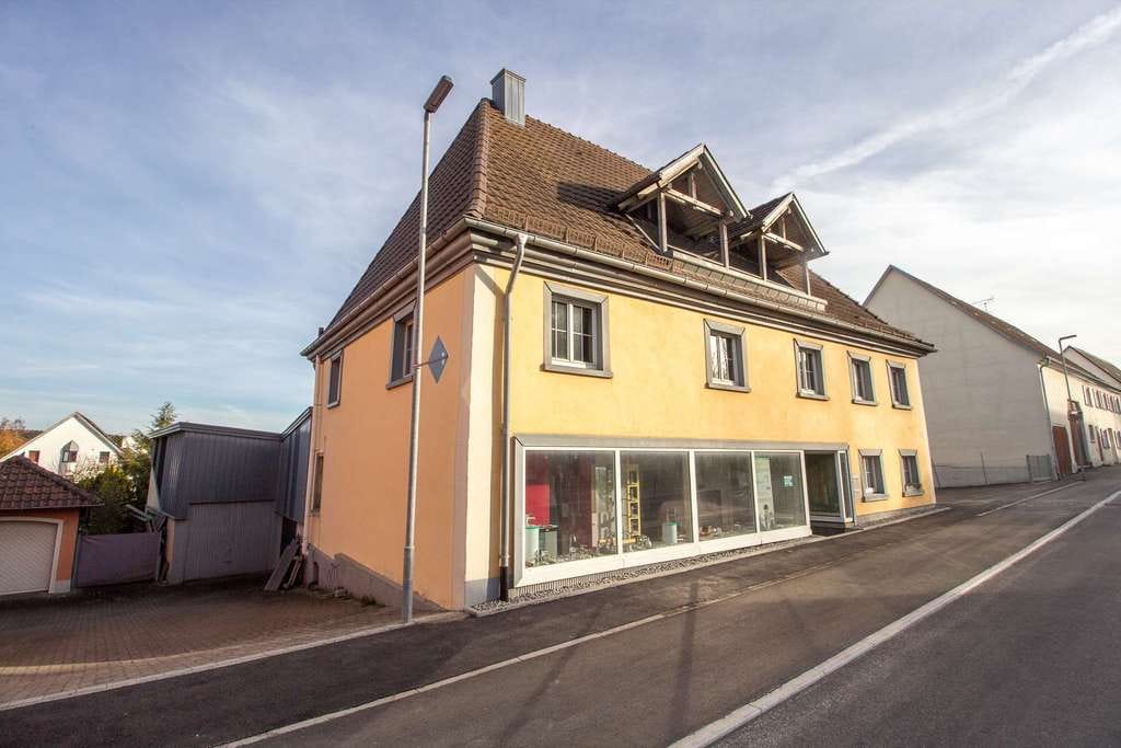 Immobilie in Ostrach - Zentrales Stadthaus mit einzigartigem Grundstück und Gewerbehalle - Bild 2
