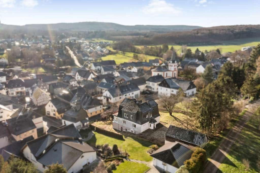 Immobilie in Ellern (Hunsrück) - Repräsentatives Pfarrhaus in erhabener Blicklage mit imposanter Aussicht auf den Soonwald - Bild 3