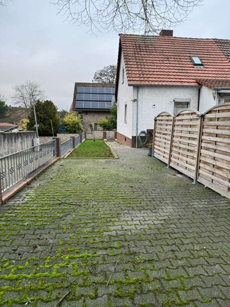 Immobilie in Obrigheim (Pfalz) - Vermietete Doppelhaushälfte mit großem Grundstück & Baureserve - Bild 2