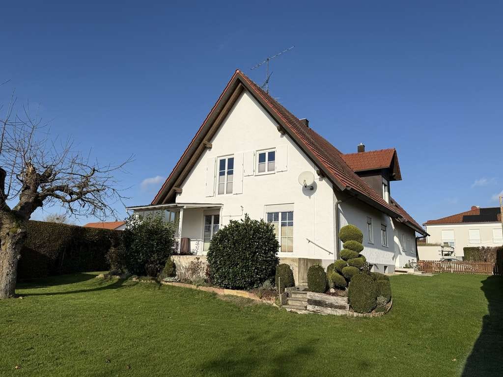 Immobilie in Eitensheim - Gepflegtes Zweifamilienhaus mit drei Garagen in Eitensheim - Bild 1