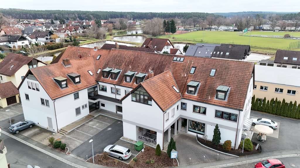 Immobilie in Röttenbach - Schicke 4-Zimmer Maisonette-Wohnung (2. OG u. DG) in Ortsrandlage von Röttenbach! - Bild 0