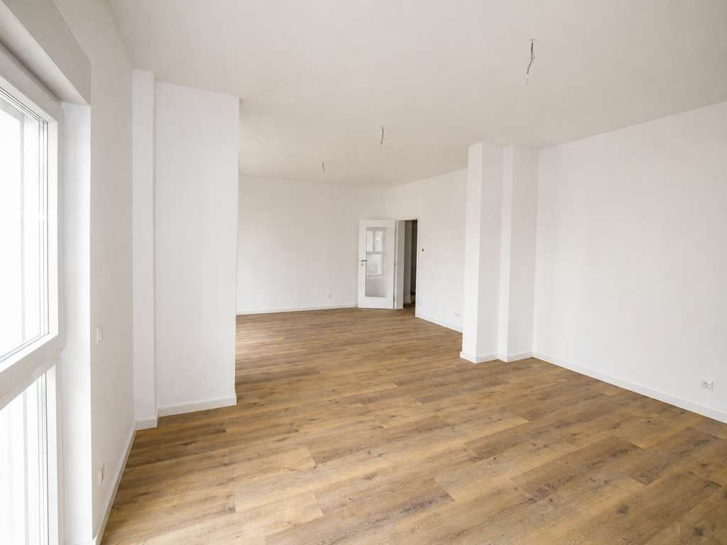 Immobilie in Maxdorf - Kernsaniert auf Neubauniveau: Barrierefreie 4-Zimmer-Erdgeschosswohnung mit Terrasse und Stellplatz - Bild 1