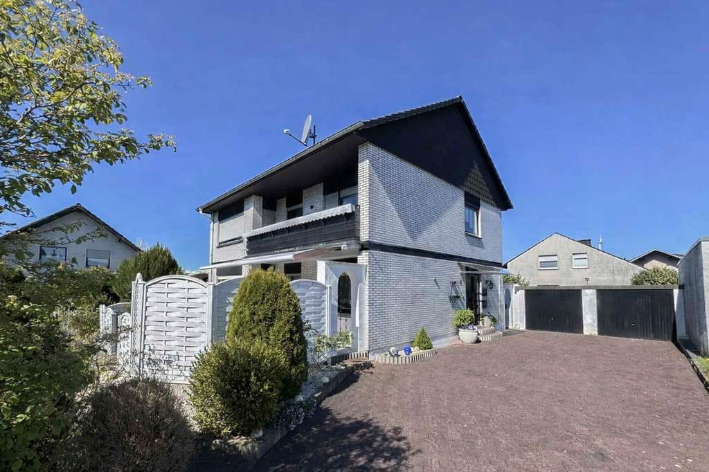 Immobilie in Ense - Zwei-Familien-Haus mit Herz in Ense-Bremen – Platz für Familiengeschichten - Bild 1