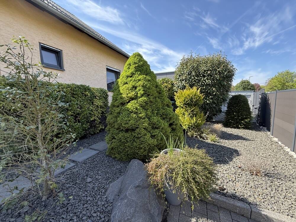 Immobilie in Gau-Bischofsheim - Charmantes Drei-Generationen-Haus in ruhiger Lage von Gau-Bischofsheim mit idyllischem Garten - Bild 1