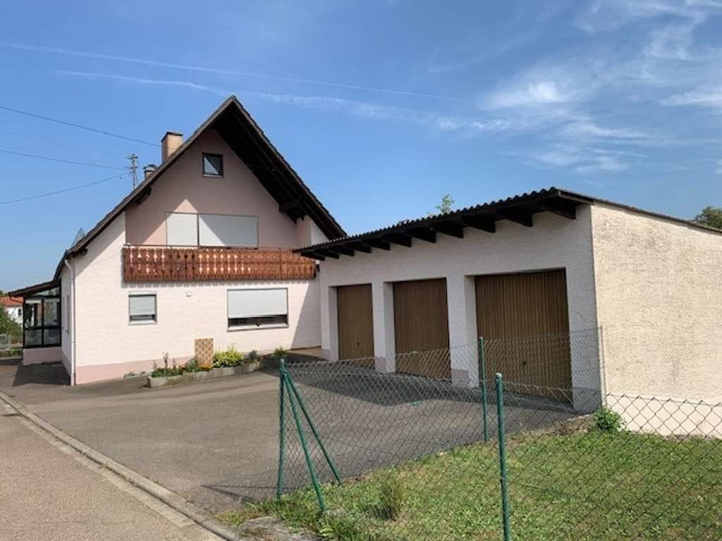 Immobilie in Holzheim - Einfamilienhaus mit großzügigem Platzangebot in Weisingen
 - Bild 3