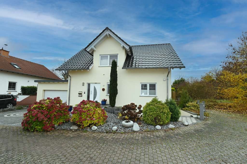 Immobilie in Hahnheim - Naturnahes Familienhaus mit ELW, gepflegtem  Garten mit Teichanlage u. Doppelgarage für Ihr Familien - Bild 1