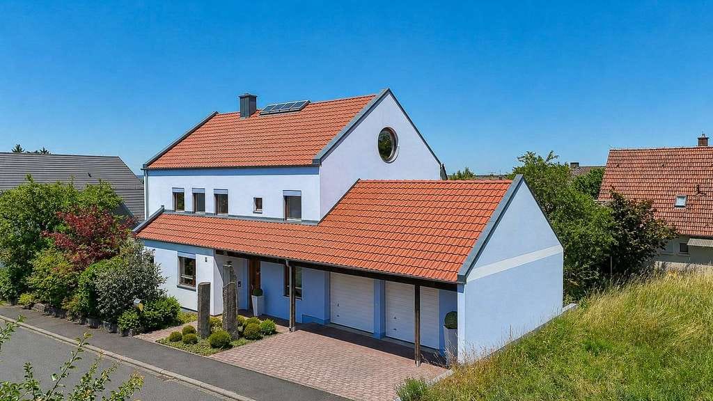 Immobilie in Geroldshausen - Architektur trifft auf Wohnkomfort – Niedrigenergiehaus mit besonderem Raumgefühl - Bild 1