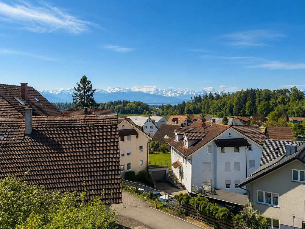 Immobilie in Wasserburg (Bodensee) - Solides Wohnhaus mit Einliegerwohnung, großem Grundstück und Modernisierungschance - Bild 1