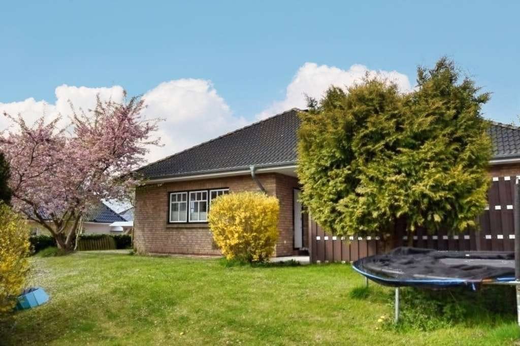 Immobilie in Hüsby - Ebenerdig und jung - ansprechender Bungalow zum bequemen Wohnen auch im Alter - Bild 1