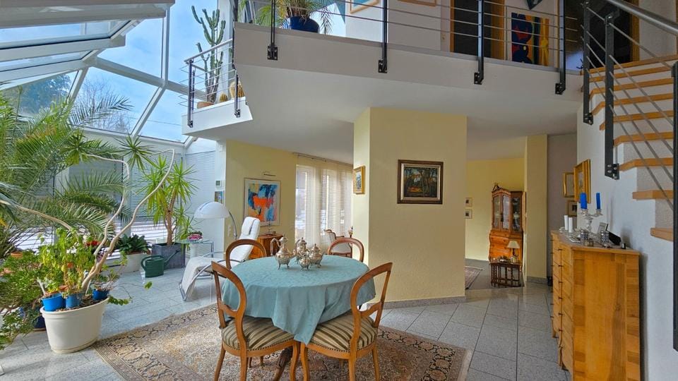 Immobilie in Weilheim - Traumhaftes Architektenhaus mit modernem Glaswintergarten in ruhiger Lage von Remetschwil - Bild 0