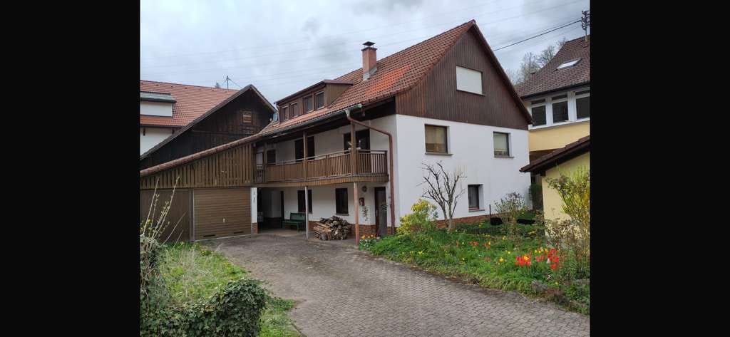 Immobilie in Zell im Wiesental - Großes renovierungs bedürftiges Wohnhaus in Zell Atzenbach 329.000 € - Bild 0
