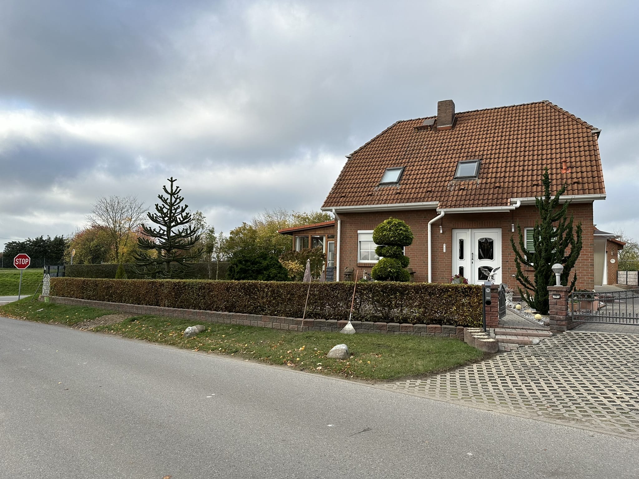Immobilie in Neverin - Top gepflegtes Einfamilienhaus mit Wintergarten, Kamin, 2 Garagen, Fernblick - Bild 1