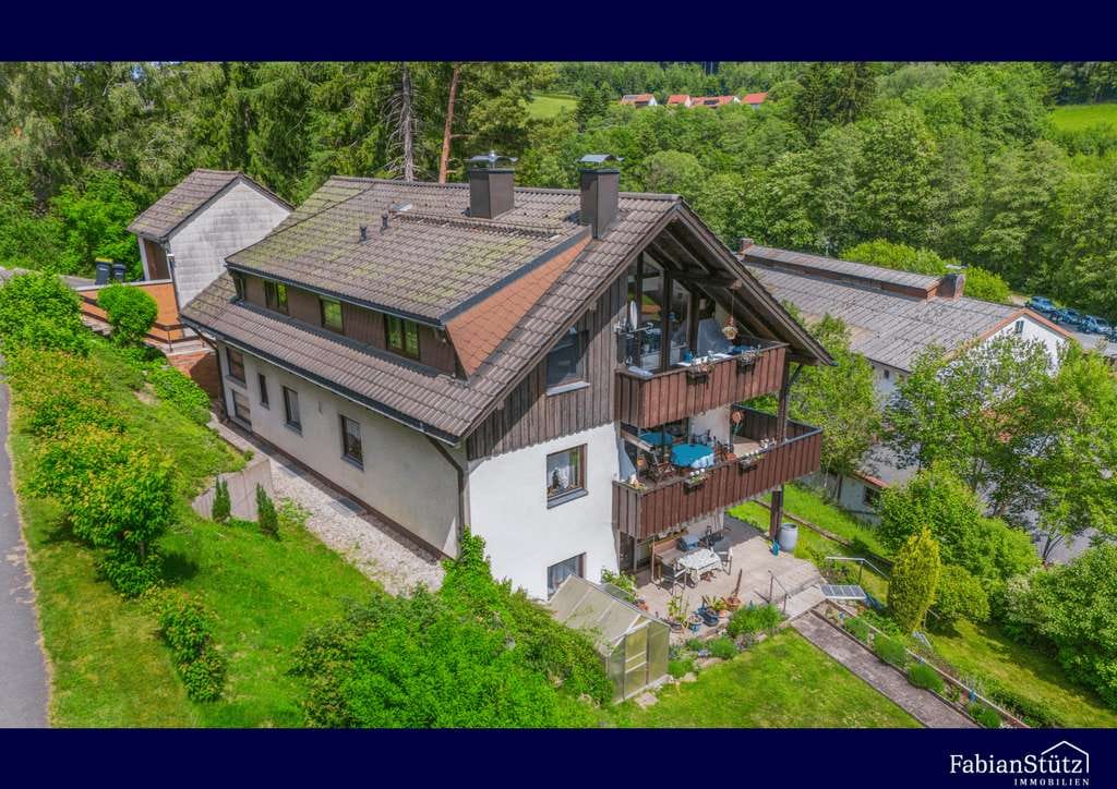 Immobilie in Warmensteinach - Einmalig gepflegtes Zweifamilienhaus mit idyllischen Ausblick in Warmensteinach - Bild 0