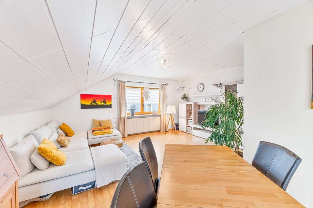 Immobilie in Löchgau - Helle Dachgeschoss Wohnung mit Stellplatz mit Blick über Löchgau zu verkaufen - Bild 2