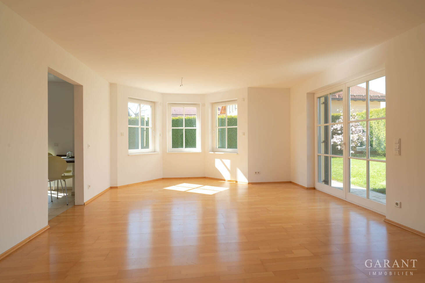Immobilie in Straßlach-Dingharting - Großzügiges Einfamilienhaus mit Südgarten in Bestlage im Münchner Süden, hell & geräumig - Bild 2
