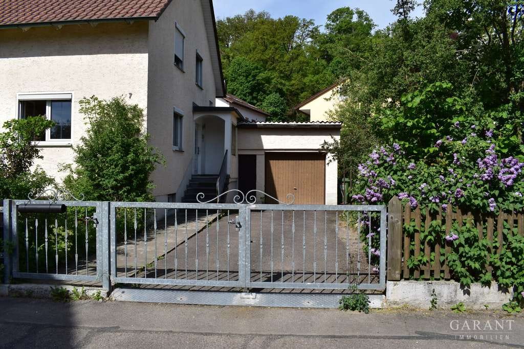 Immobilie in Zeitlarn - Ein Haus - zwei Wohnungen - großes Grundstück mit Erweiterungspotenzial - Bild 2