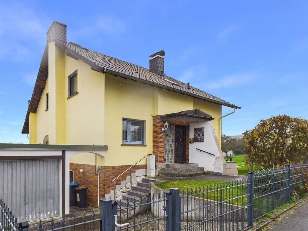 Immobilie in Usingen - Usingen-Eschbach: Vielseitiges Wohnhaus mit Einliegerwohnung - Bild 0
