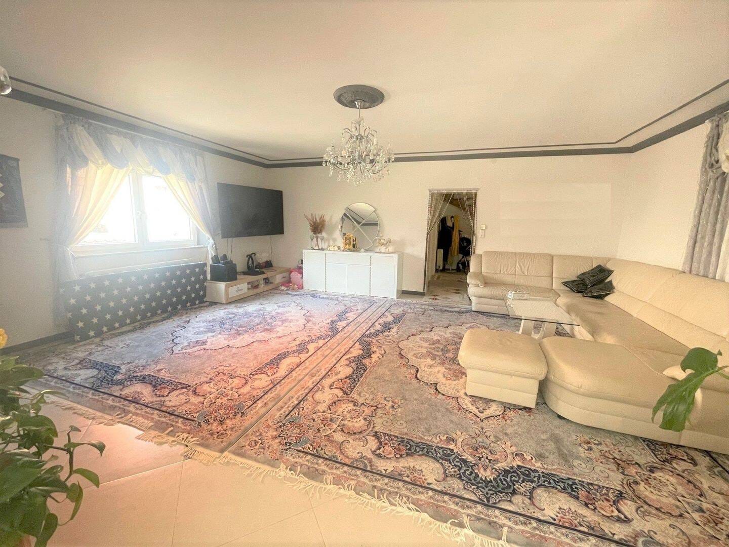 Immobilie in Nördlingen - Geräumiges Zwei- Dreifamilienhaus auf großzügigem Grundstück in gefragter Lage von Nördlingen - Bild 2