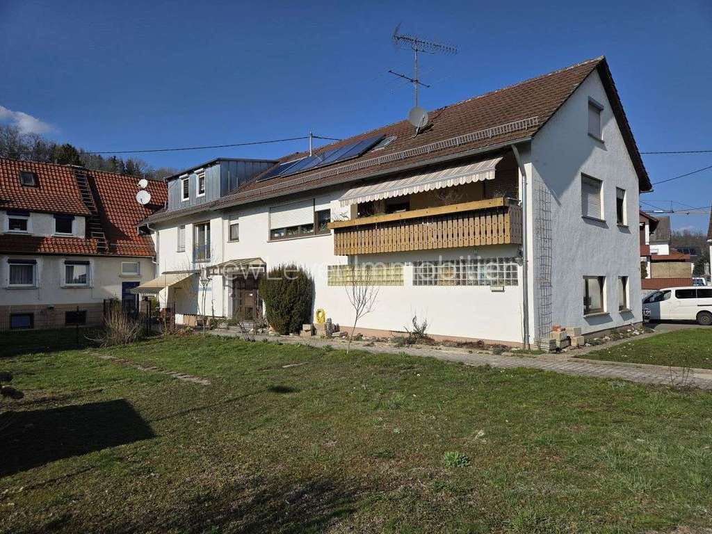 Immobilie in Neckartenzlingen - Ausbaupotential vorhanden:  Einfamilienhaus in Grenzbauweise, 3 Garagen und Garten - Bild 0