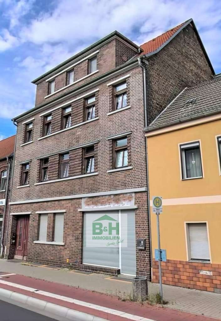 Immobilie in Bitterfeld-Wolfen - Mehrfamilienhaus in Bitterfeld – mit 3 Einheiten und schmaler Zufahrt + DG-Reserve 252 qm WFL - Bild 0