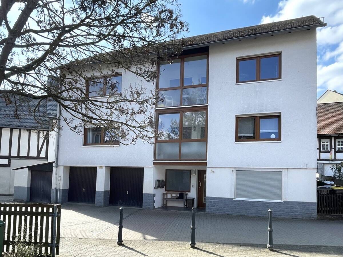 Immobilie in Dillenburg - Donsbach: Gepflegtes, vermietetes Zweifamilienhaus im Ortskern - Bild 0